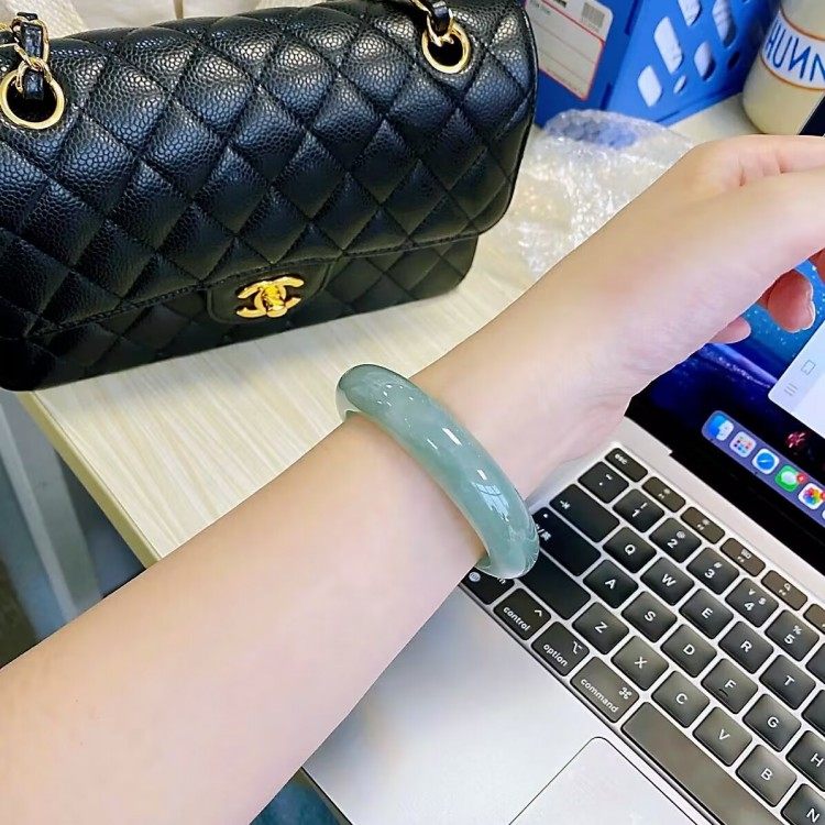 冰糯种油青浅绿翡翠处理玉手镯