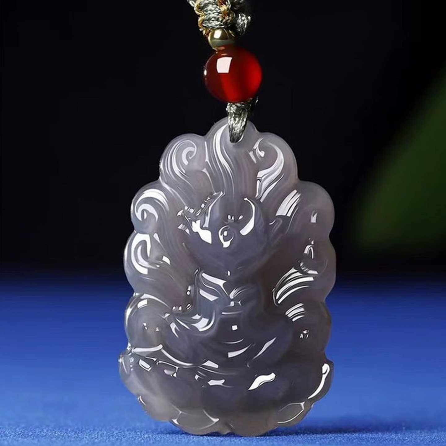 天然新疆和田玉九尾狐吊坠
