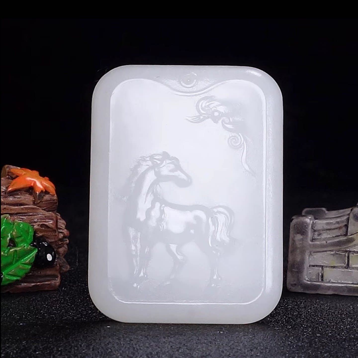 天然新疆和田玉马上有福玉牌