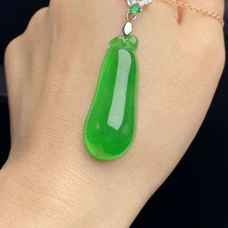 高档缅甸处理翡翠福瓜吊坠