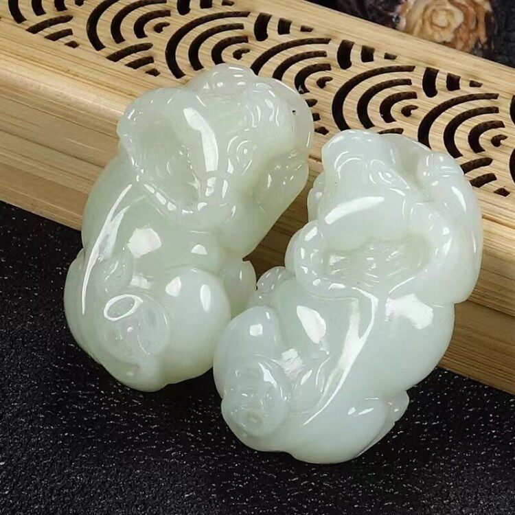 和田玉本命年十二生肖属牛玉吊坠