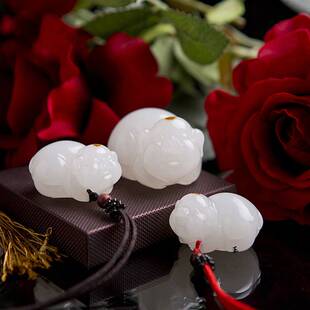 羊脂级白玉猪吊坠手把件项链男女款发财猪新疆天然玉石籽料玉挂件