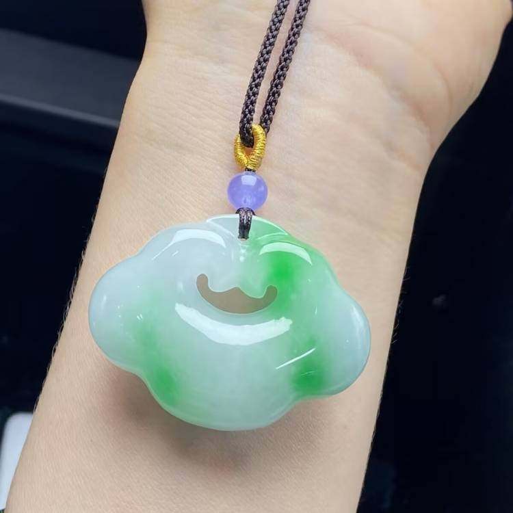 冰糯种飘绿花翡翠处理如意锁挂件