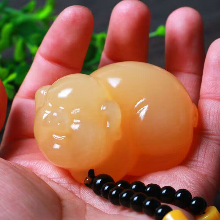 天然新疆黄玉福猪手把件
