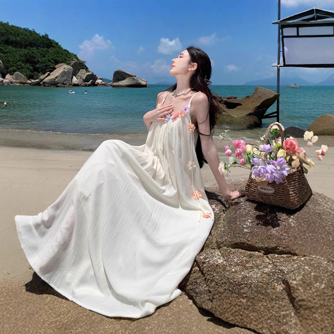 度假风立体花朵抹胸吊带连衣裙女春2025新款垂感褶皱宽松大摆长裙