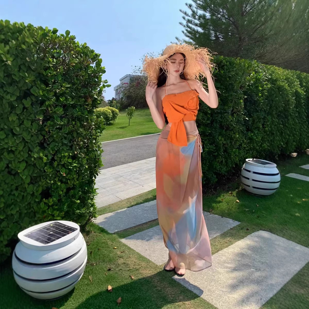 夏日多巴胺度假风套装 性感无袖抹胸上衣和橘色扎染设计小众长裙