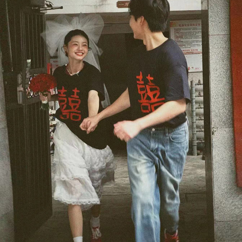 领证登记结婚拍照情侣装夏季装2025新款超火短袖t恤订婚衣服穿搭