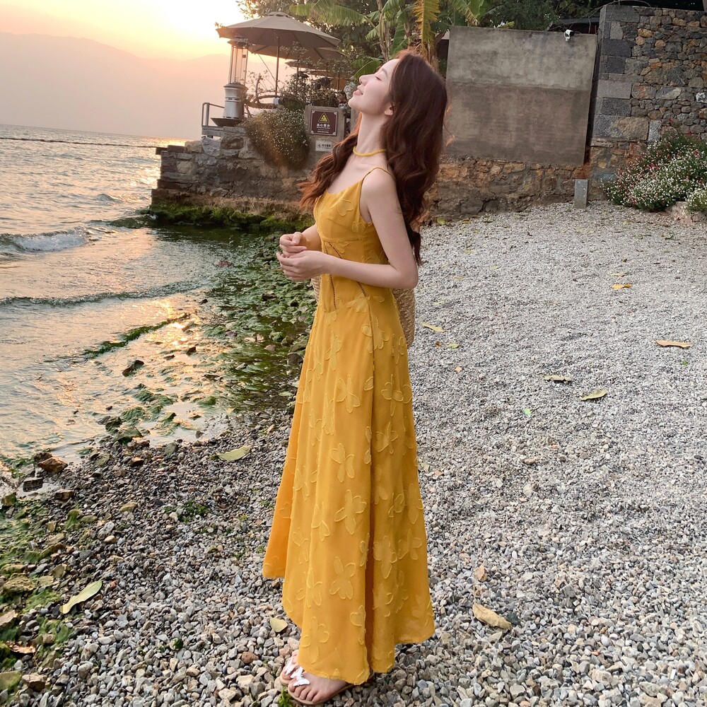 法式独特漂亮甜美显瘦长裙女夏2025新款姜黄色蝴蝶印花吊带连衣裙,女装连衣裙,浙宝193A