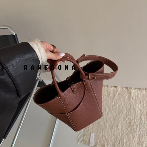 RANEDONA新款水桶包女轻奢高品质通勤手提包单肩包简约百搭字母包