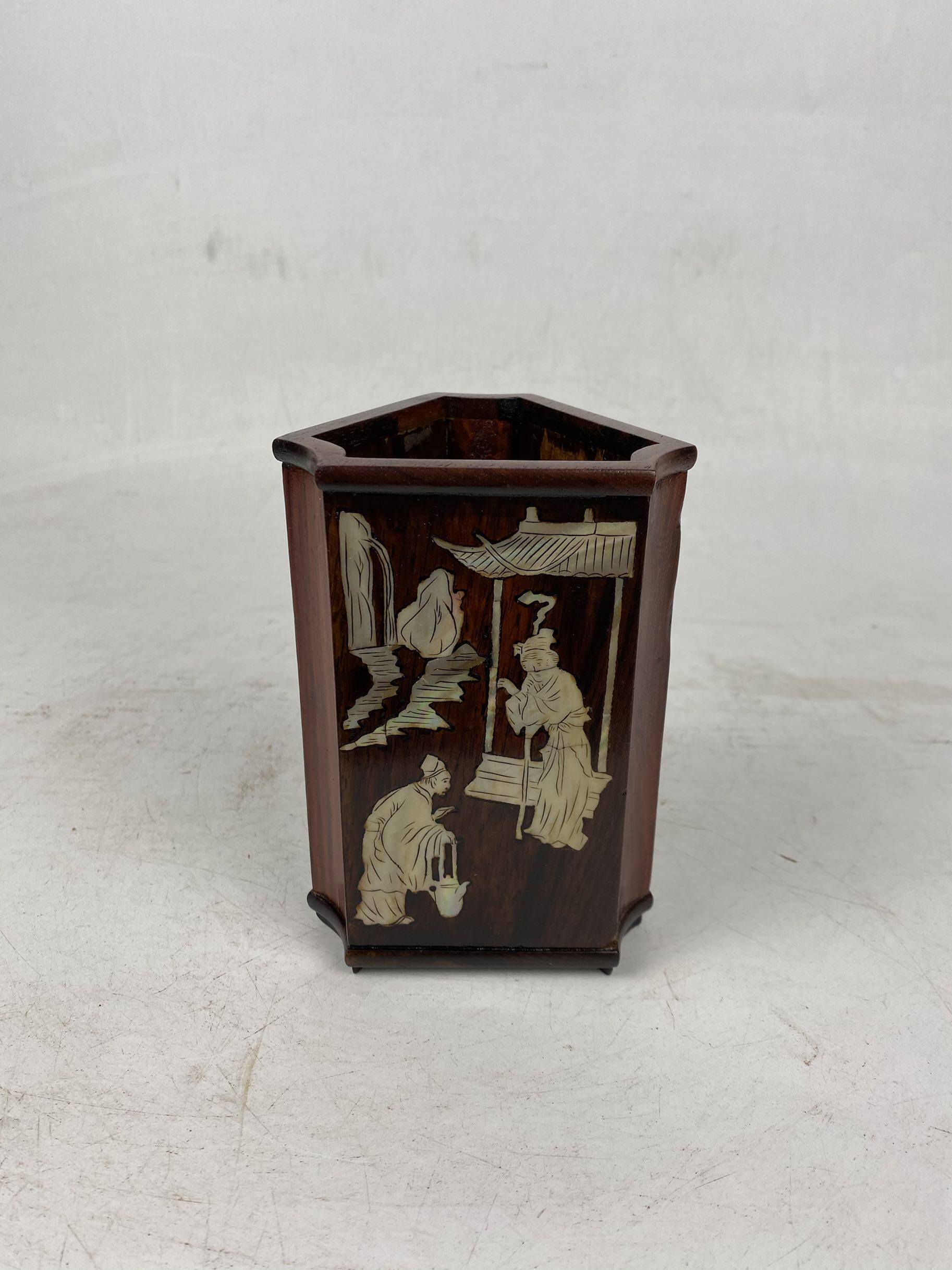 红木酸枝木镶嵌贝壳人物故事八角形笔筒