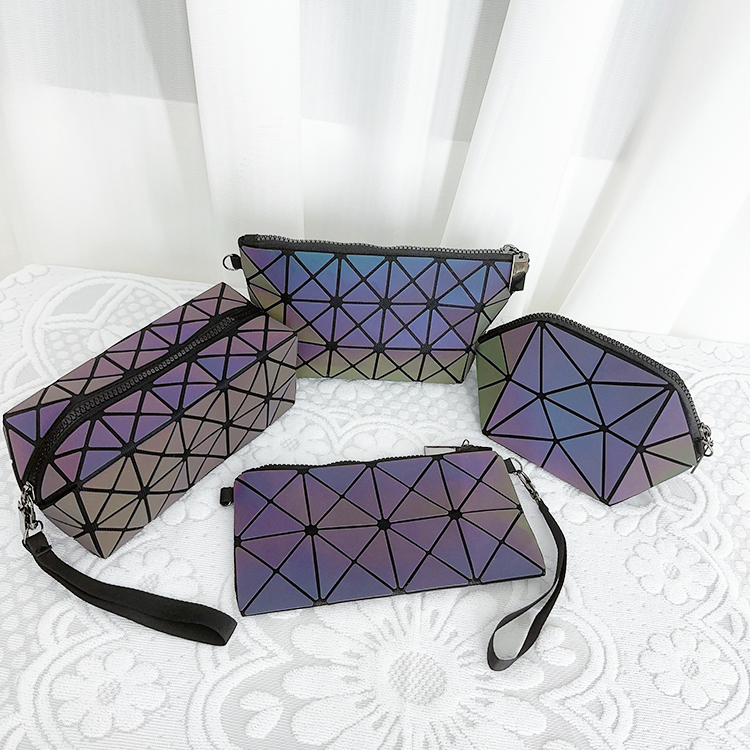 广州化妆包手拿包菱格变色发光