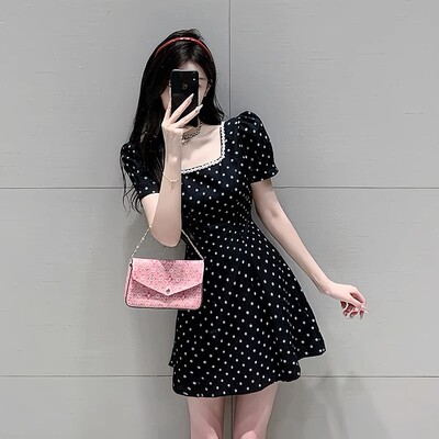 独特漂亮连衣裙女2026新款夏季高级感波点方领掐腰小礼服D2655