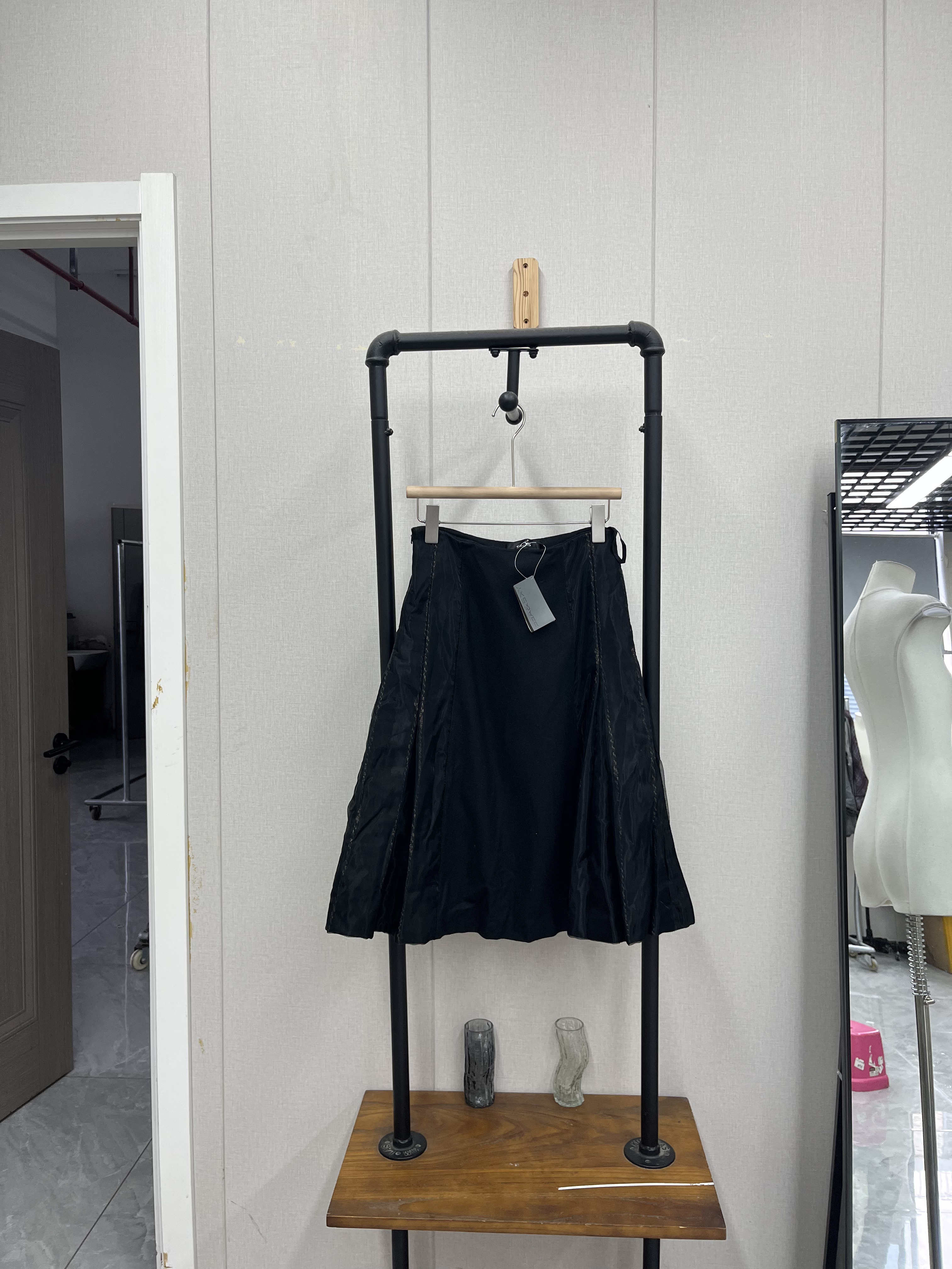 高级黑色呢料拼接欧根纱刺绣高级半身裙秋冬款复古