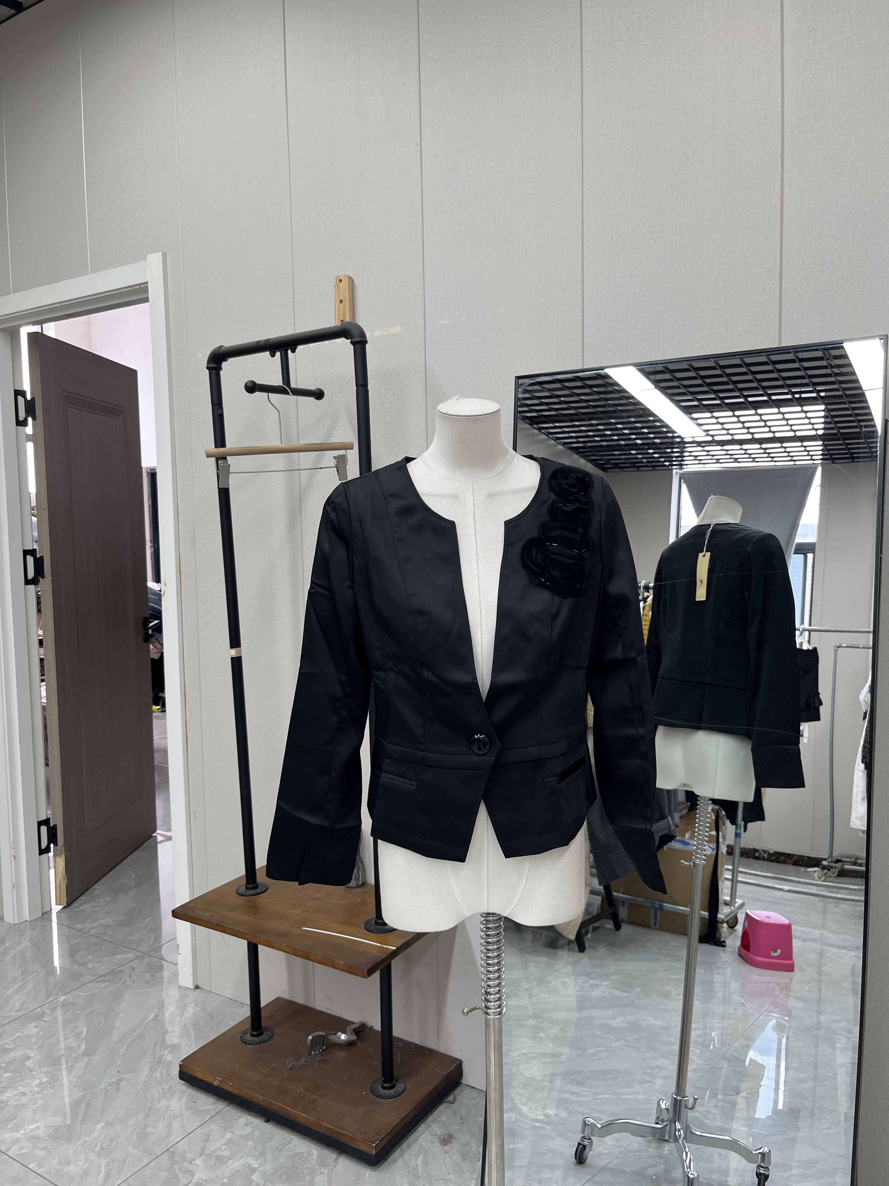 黑色西服外套一粒扣设计通勤百搭修身立体花装饰款