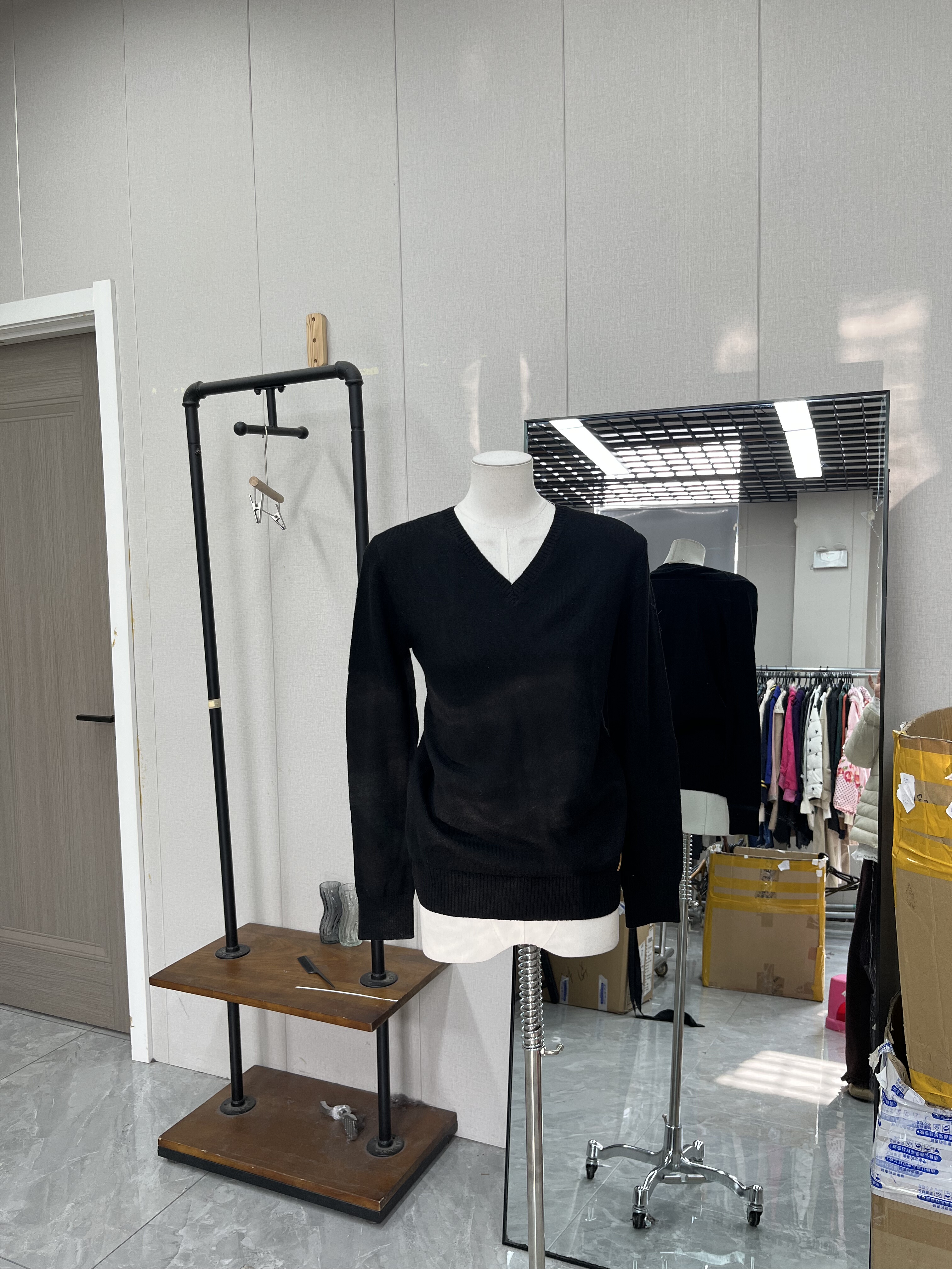 高品质黑色V领针织衫修身百搭舒适亲肤保暖显瘦高级