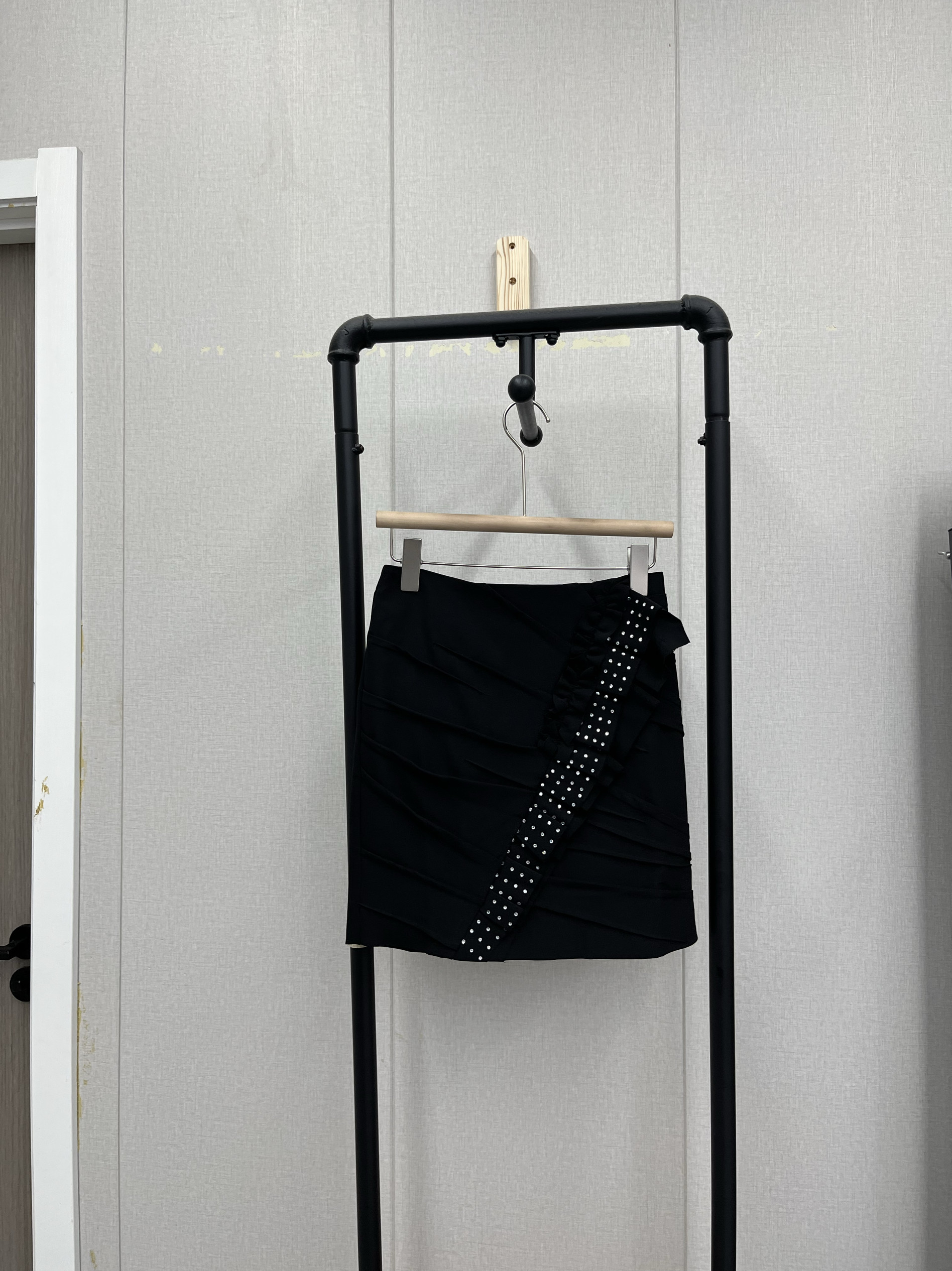 高品质夏季款黑色烫钻设计荷叶边半身裙气质通勤显瘦