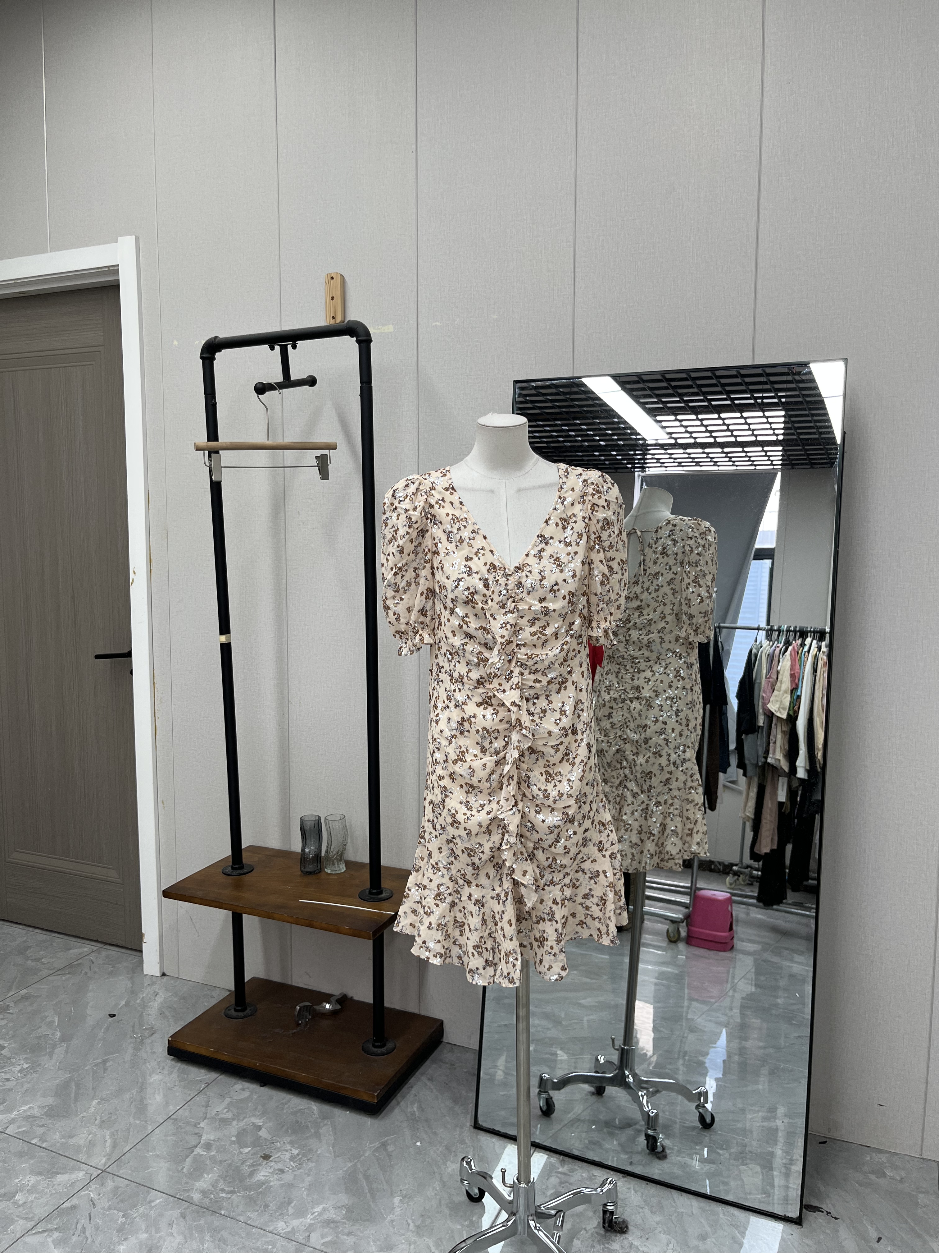 夏季雪纺短袖V领时尚百搭连衣裙褶皱设计遮肉显瘦修身