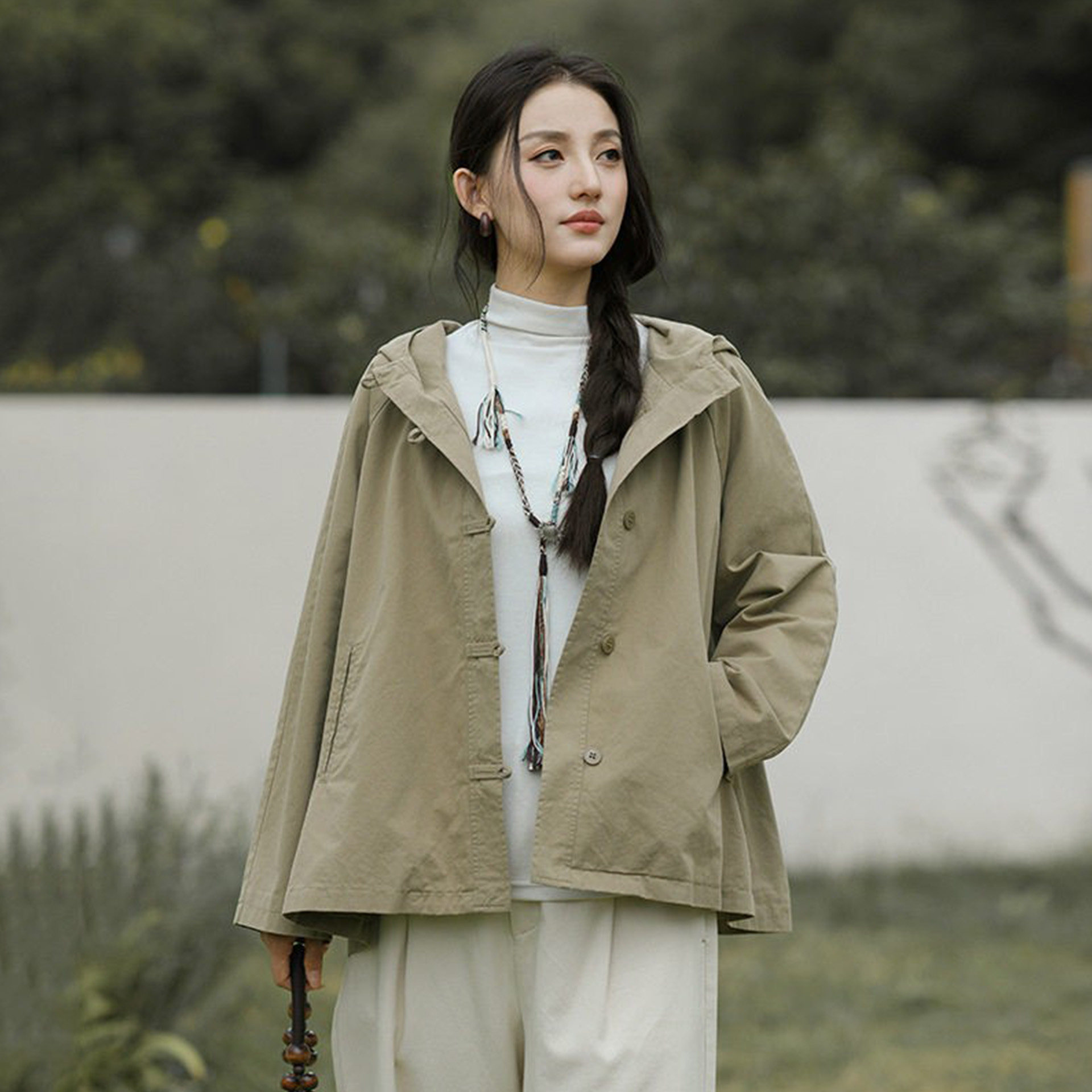 鹿与安笛秋季连帽短款风衣女图片