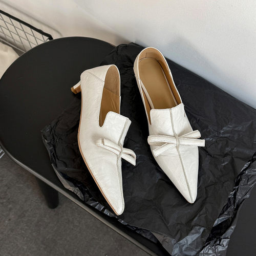 法式真皮尖头单鞋女中跟蝴蝶结羊皮轻熟风百搭通勤舒适女鞋米白色