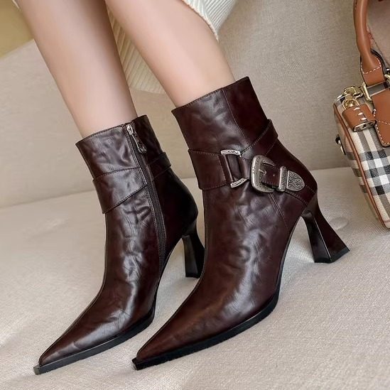 巨好看时尚尖头粗跟短靴女2025年秋冬季时尚百搭高跟鞋皮带扣女靴