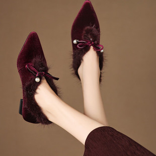 法式复古风尖头粗跟毛毛加绒单鞋女秋冬珍珠蝴蝶结水貂毛气质冬天