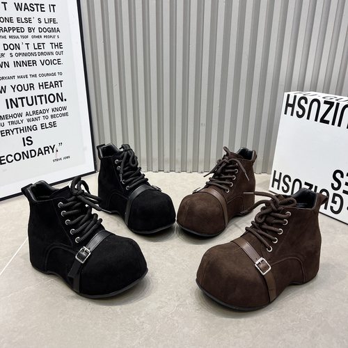 欧货厚底内增高6cm马丁靴女2025新款磨砂皮带扣卡皮巴拉时尚短靴