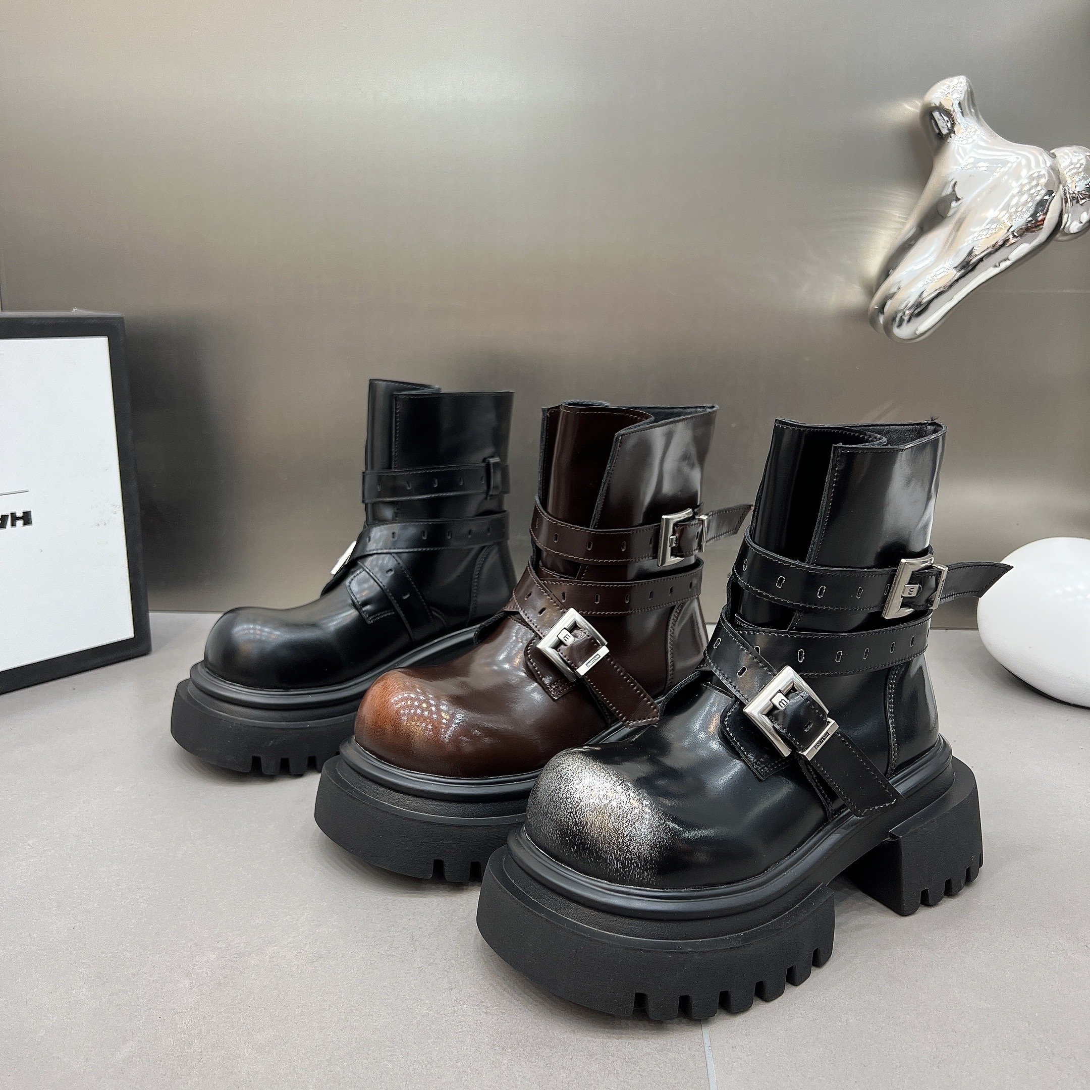 欧货2025新款真皮复古厚底套筒马丁靴圆头擦色百搭机车靴短靴女