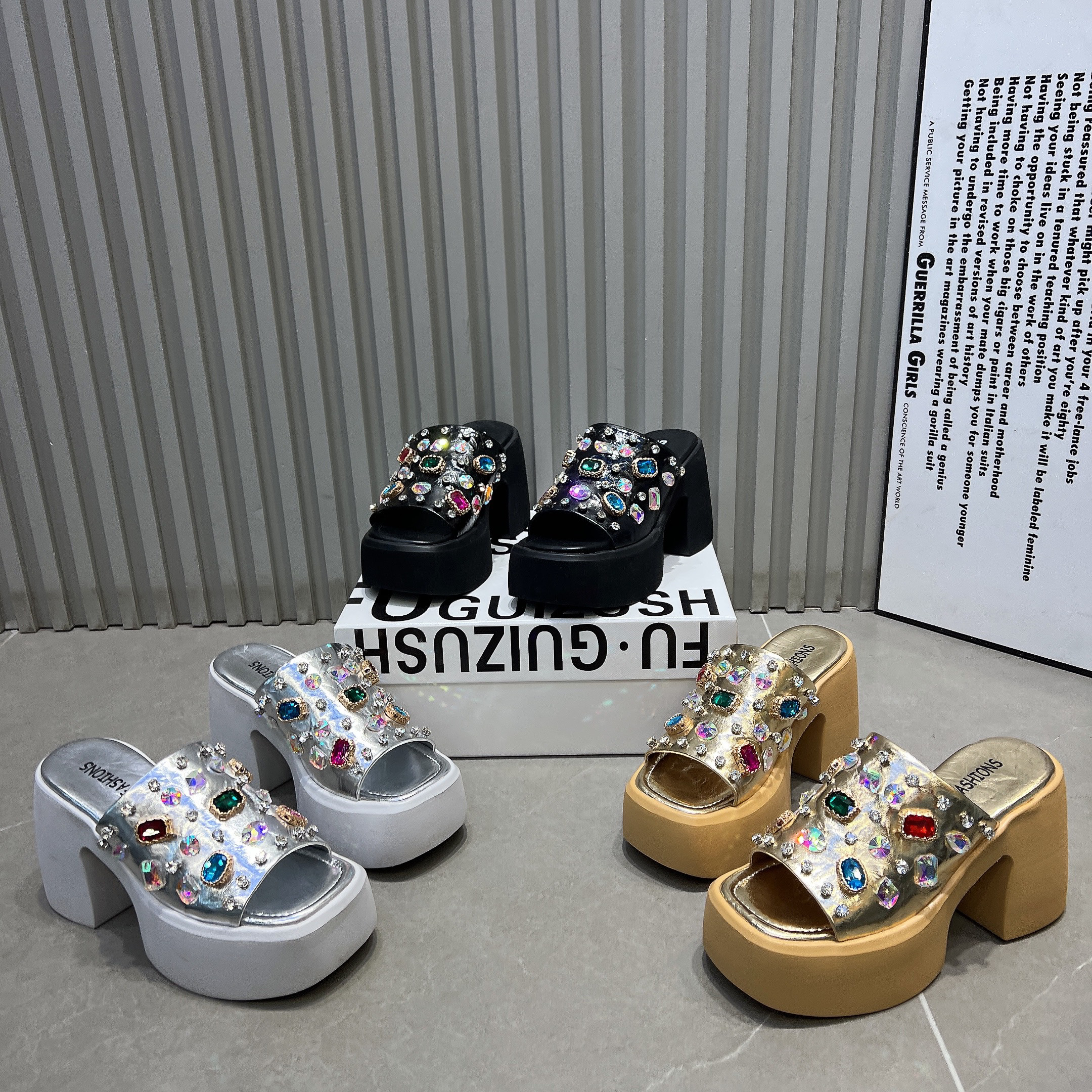 欧货2026新款彩色水钻一字拖鞋女外穿厚底9cm粗跟时装高跟鞋凉鞋