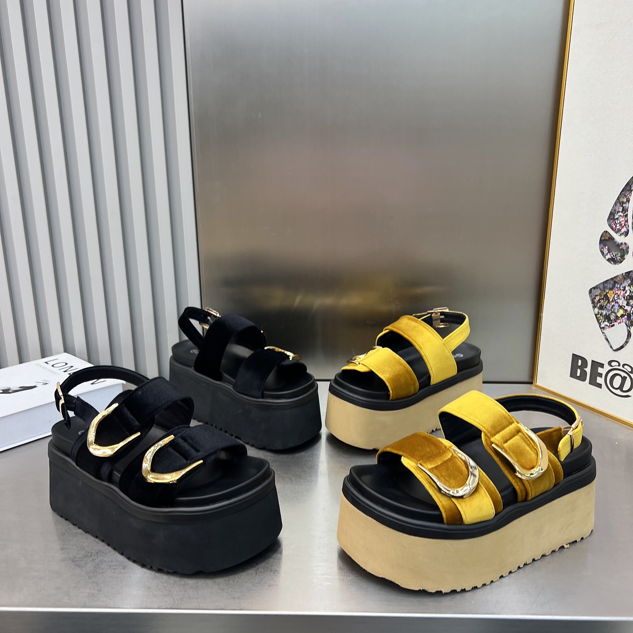 欧货2026新款丝绒8cm厚底松糕一字带凉鞋女皮带扣小个子露趾凉鞋