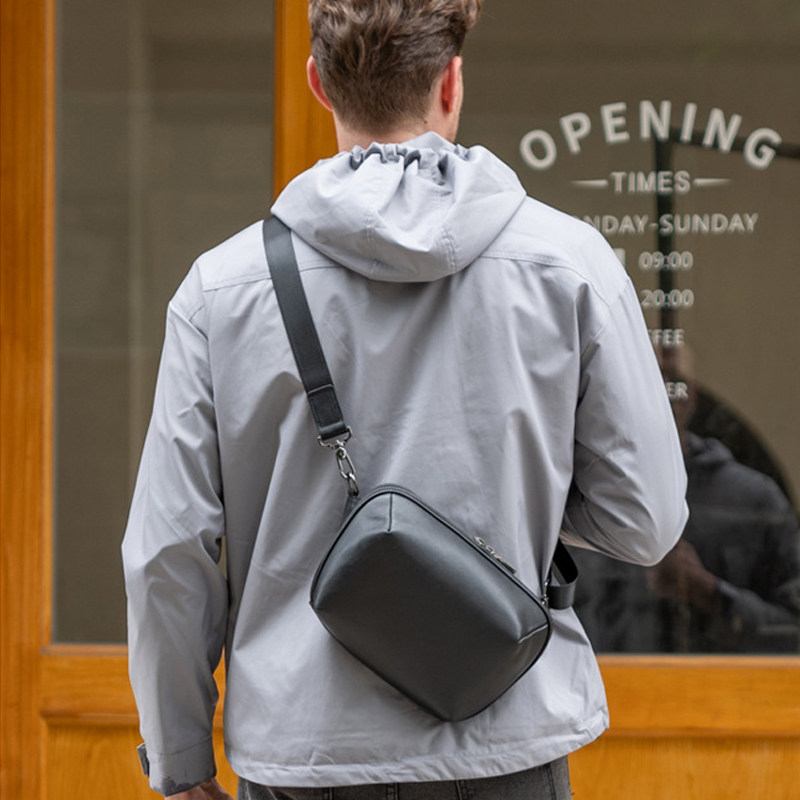 雅特仕男士胸包防水轻便单肩斜挎