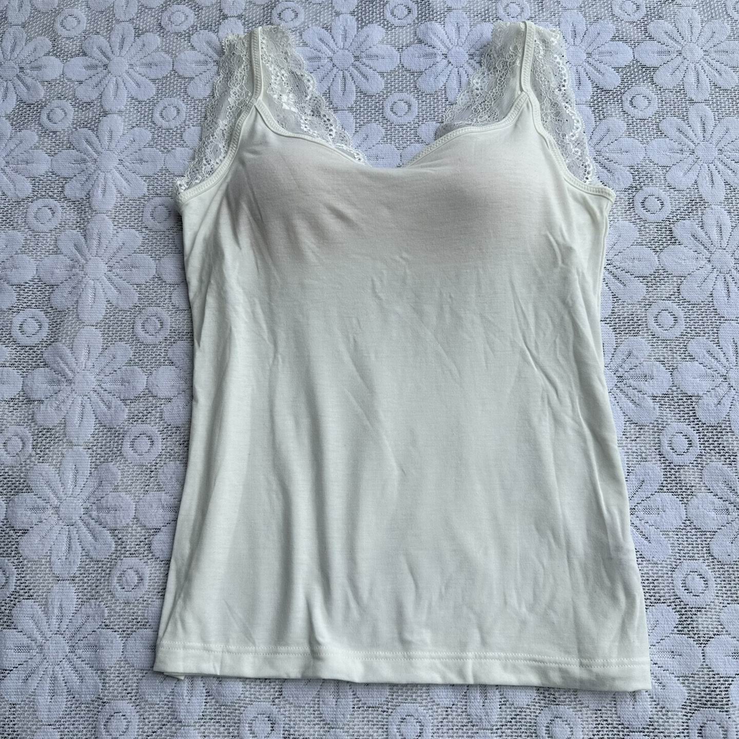 甜美蕾丝边无钢圈带杯背心内衣女