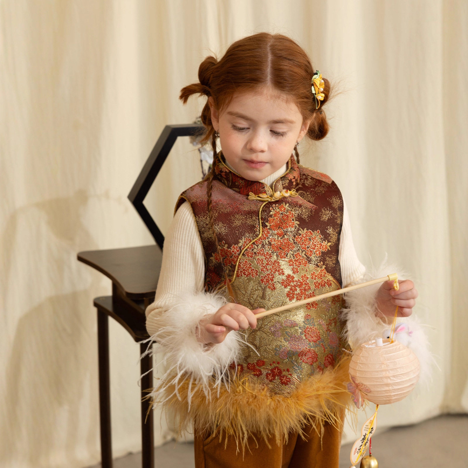 25年冬季新款下摆鸵鸟毛无袖夹棉繁花似锦刺绣金色马甲外套中国风