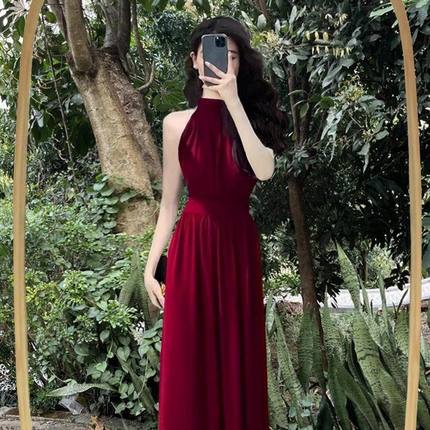 高级感黑色挂脖无袖连衣裙女2025夏季新款法式气质开叉收腰长裙子