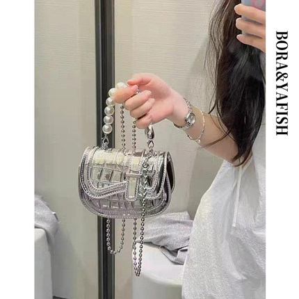 今年流行银色迷你手提包包女式2025超火新款轻奢小众高级感斜挎包