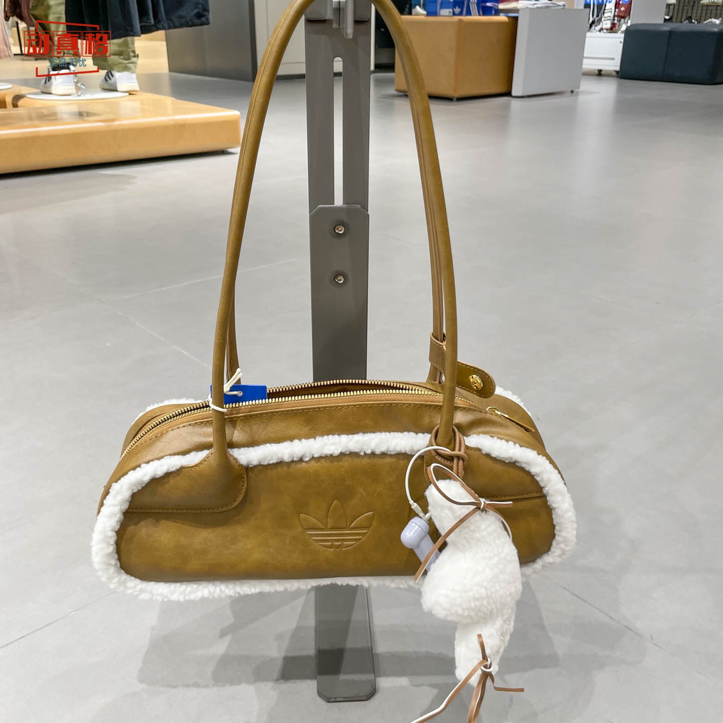 阿迪达斯205三叶草女手拎单肩包