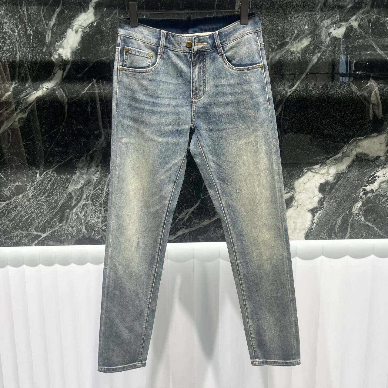 欧货高端2026春夏季男士牛仔裤小脚修身潮流时尚浅蓝白色薄款长裤