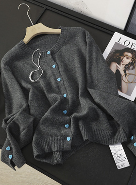 华子家 设计感爱心纽扣圆领针织开衫毛衣外套女2025秋季新款44242