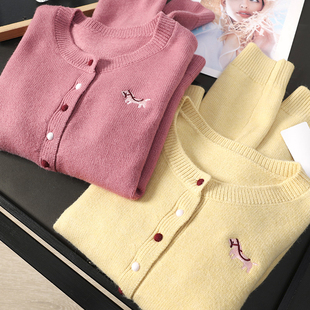 华子家 鹅黄色小马刺绣圆领针织开衫毛衣外套女2026春季新款46045