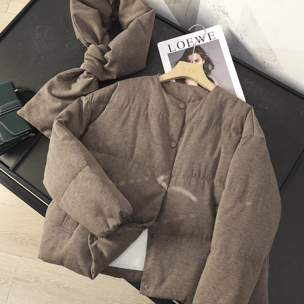 美拉德棕色配围巾圆领羽绒服外套