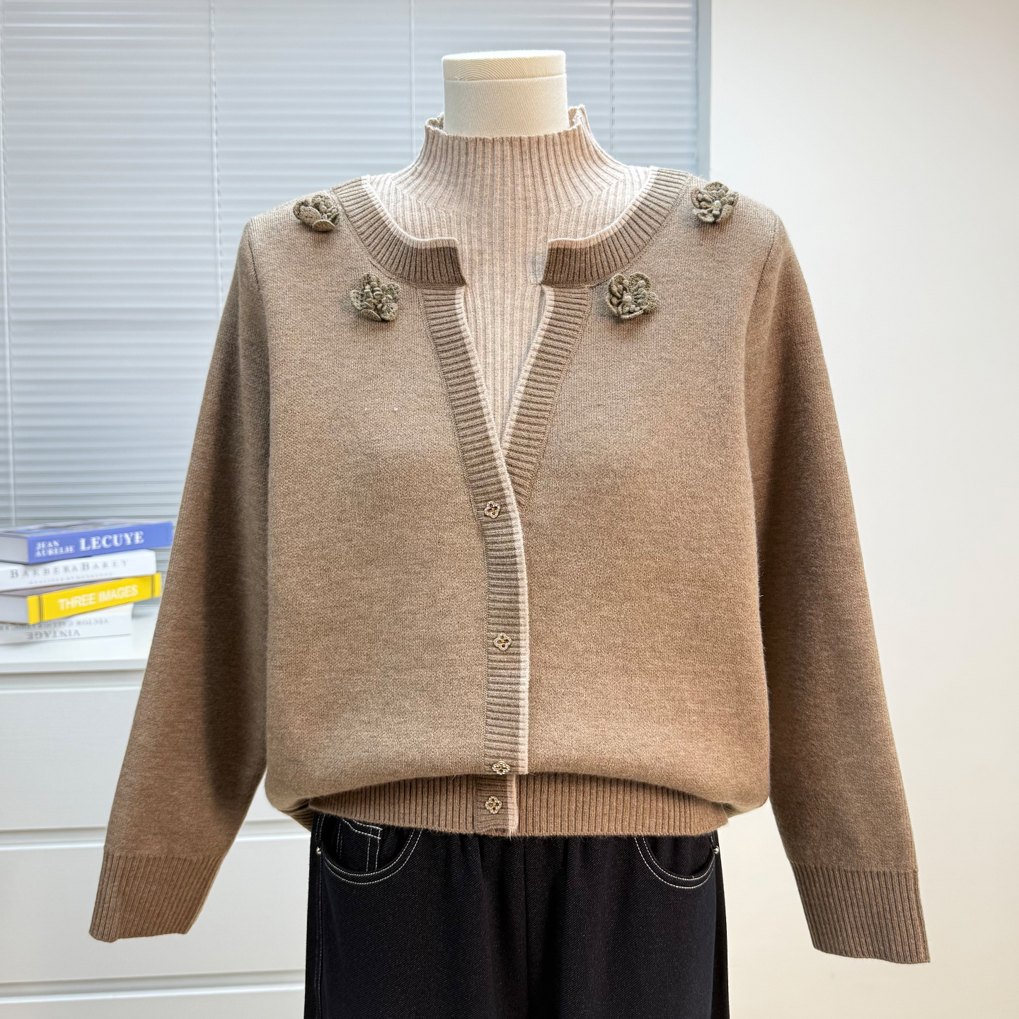 妈妈装冬季2025新款加绒加厚毛衣女中老年人内搭假两件打底衫