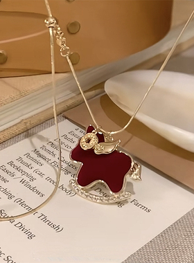 红色丝绒小马铜钱毛衣链