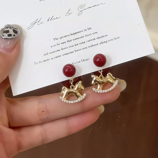 新款925银针一款两戴红珠珠卡通木马吊坠耳钉轻奢可爱精致高级感
