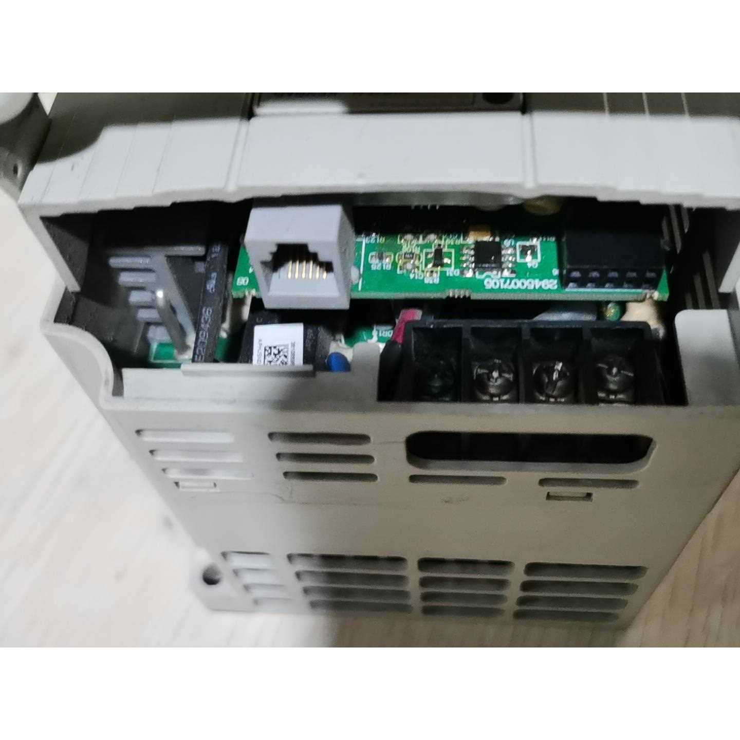 标价是空箱-原装拆机变频器VFD022M43B，实物图，功能正常。议价