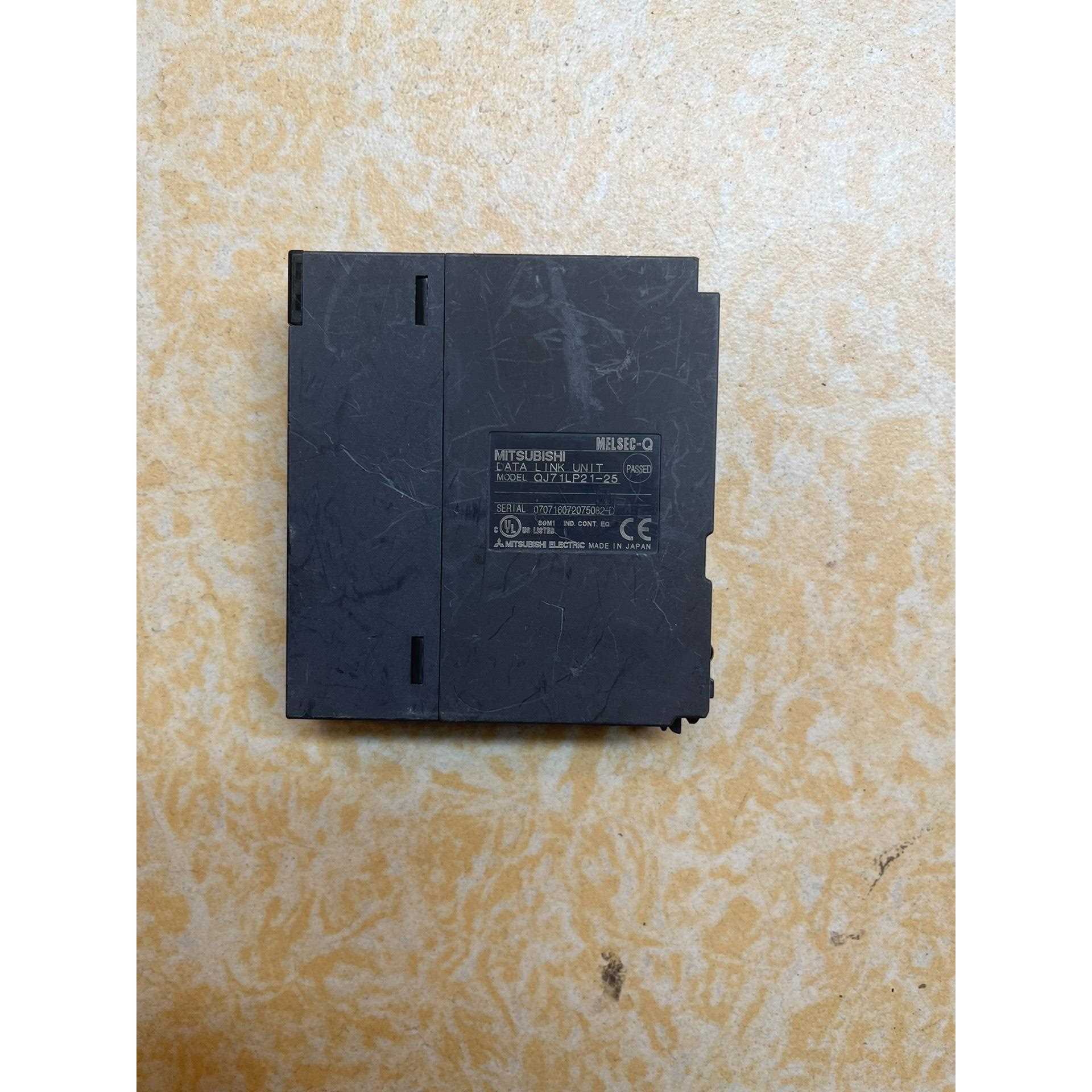 标价是空箱-QJ71LP21-25 成色如图,外壳有破损，便宜出售。议价