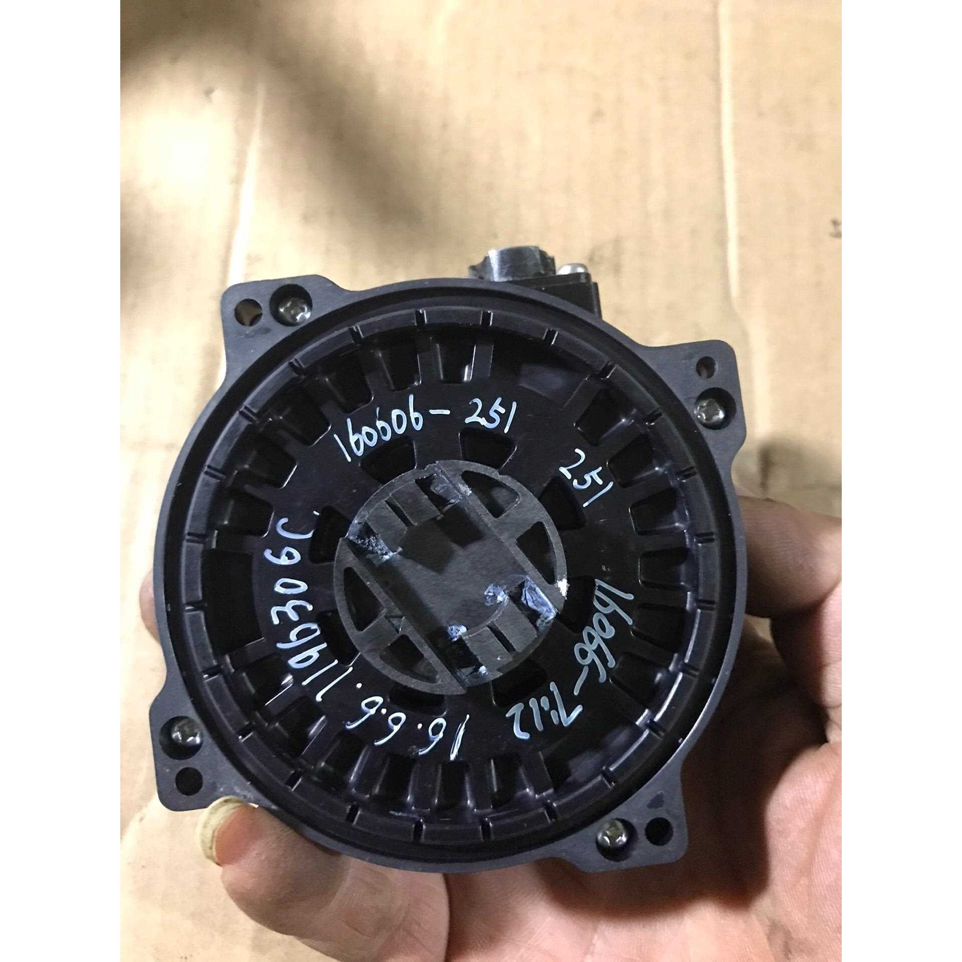 标价是空箱-UTTSH-B24RH安川编码器，拆机的，包好，成色如图，7