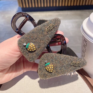 草莓毛毡三角型抓夹女2025新款半扎发卡发夹后脑勺盘发鲨鱼夹子