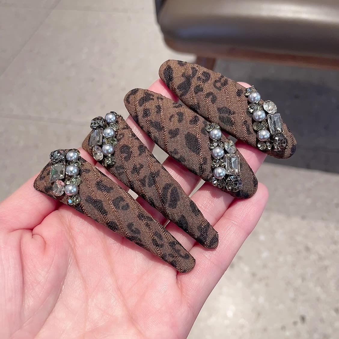 老钱风豹纹水钻布艺刘海夹