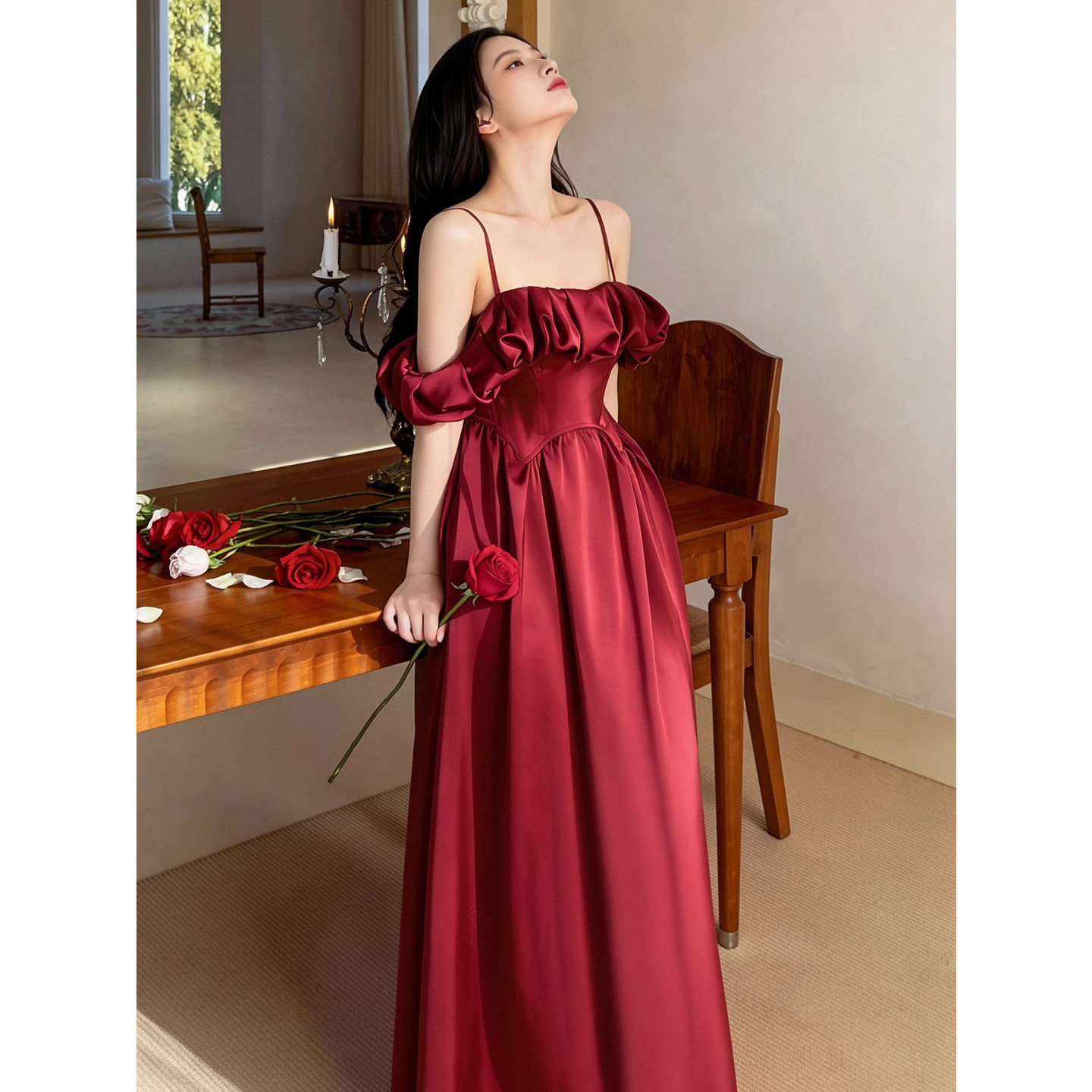 何衣见友《倾心》法式花苞鱼骨轻婚纱红白缎面抹胸礼服吊带连衣裙