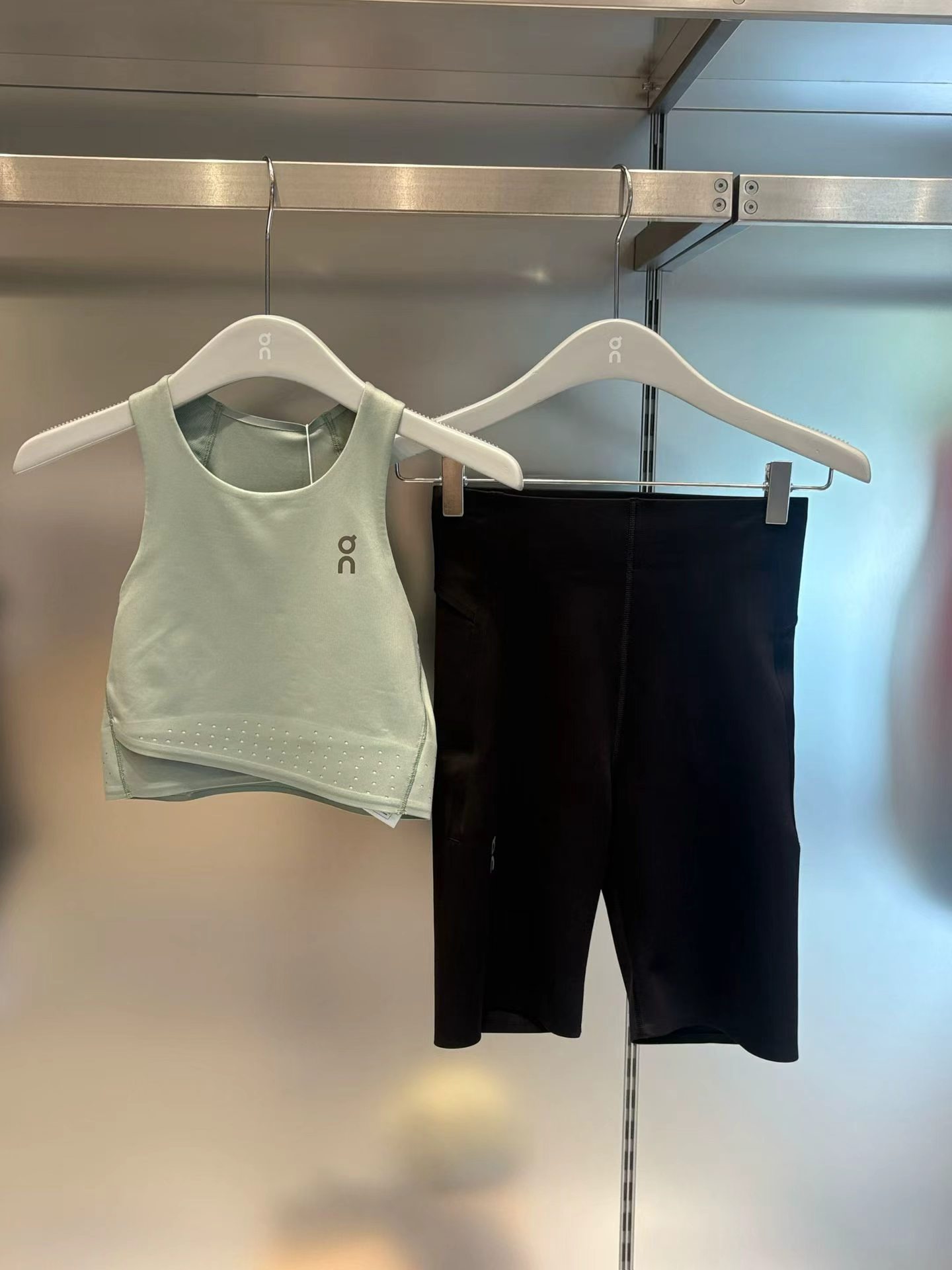 On Race Crop 昂跑HYROX专业运动纯色高支撑度运动背心短裤女款图片