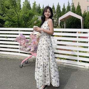 露肩休闲印花挂脖连衣裙女2025夏季新款时尚宽松温柔风沙滩吊带裙图片